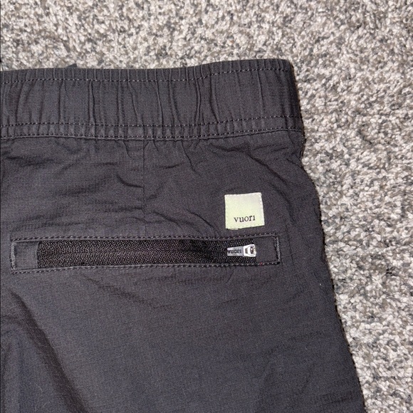 Vuori Women's Ripstop Pants in charcoal - Picture 5 of 6